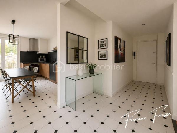 Coup de cœur assuré pour cet appartement lumineux situé au 2ème étage (sans ascenseur), bénéficiant d'une belle vue dégagée et d'une exposition sud-est idéale.

Il se compose de :
- Un vaste séjour de 25,89 m², ouvert sur un balcon de 9,77 m² (possédant deux stores bannes) 
- Une cuisine équipée de 13,75 m², avec son propre balcon
- Deux chambres spacieuses
- Une salle d'eau et des toilettes séparées

En complément, une grande cave de 5,91 m² vient compléter ce bien.

Autre atout non négligeable : l'appartement est équipé d'une pompe à chaleur, gage d'une faible consommation énergétique et d'un excellent confort toute l'année.

Idéalement situé, proche de toutes les commodités (commerces, écoles, transports).