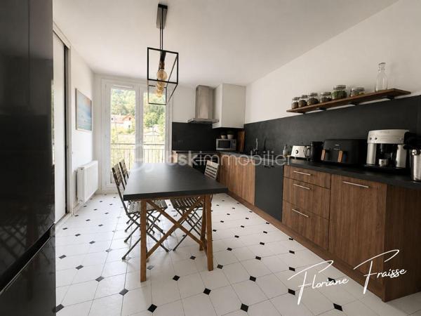 Coup de cœur assuré pour cet appartement lumineux situé au 2ème étage (sans ascenseur), bénéficiant d'une belle vue dégagée et d'une exposition sud-est idéale.

Il se compose de :
- Un vaste séjour de 25,89 m², ouvert sur un balcon de 9,77 m² (possédant deux stores bannes) 
- Une cuisine équipée de 13,75 m², avec son propre balcon
- Deux chambres spacieuses
- Une salle d'eau et des toilettes séparées

En complément, une grande cave de 5,91 m² vient compléter ce bien.

Autre atout non négligeable : l'appartement est équipé d'une pompe à chaleur, gage d'une faible consommation énergétique et d'un excellent confort toute l'année.

Idéalement situé, proche de toutes les commodités (commerces, écoles, transports).