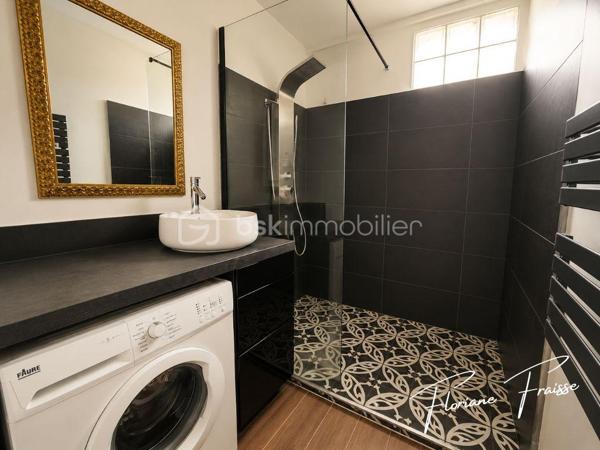 Coup de cœur assuré pour cet appartement lumineux situé au 2ème étage (sans ascenseur), bénéficiant d'une belle vue dégagée et d'une exposition sud-est idéale.

Il se compose de :
- Un vaste séjour de 25,89 m², ouvert sur un balcon de 9,77 m² (possédant deux stores bannes) 
- Une cuisine équipée de 13,75 m², avec son propre balcon
- Deux chambres spacieuses
- Une salle d'eau et des toilettes séparées

En complément, une grande cave de 5,91 m² vient compléter ce bien.

Autre atout non négligeable : l'appartement est équipé d'une pompe à chaleur, gage d'une faible consommation énergétique et d'un excellent confort toute l'année.

Idéalement situé, proche de toutes les commodités (commerces, écoles, transports).