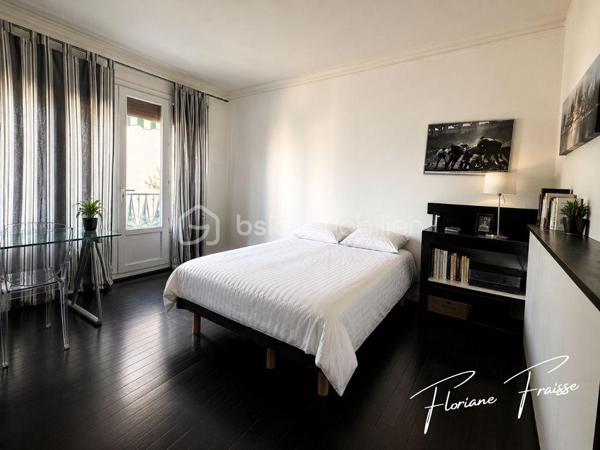Coup de cœur assuré pour cet appartement lumineux situé au 2ème étage (sans ascenseur), bénéficiant d'une belle vue dégagée et d'une exposition sud-est idéale.

Il se compose de :
- Un vaste séjour de 25,89 m², ouvert sur un balcon de 9,77 m² (possédant deux stores bannes) 
- Une cuisine équipée de 13,75 m², avec son propre balcon
- Deux chambres spacieuses
- Une salle d'eau et des toilettes séparées

En complément, une grande cave de 5,91 m² vient compléter ce bien.

Autre atout non négligeable : l'appartement est équipé d'une pompe à chaleur, gage d'une faible consommation énergétique et d'un excellent confort toute l'année.

Idéalement situé, proche de toutes les commodités (commerces, écoles, transports).