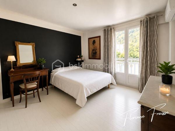 Coup de cœur assuré pour cet appartement lumineux situé au 2ème étage (sans ascenseur), bénéficiant d'une belle vue dégagée et d'une exposition sud-est idéale.

Il se compose de :
- Un vaste séjour de 25,89 m², ouvert sur un balcon de 9,77 m² (possédant deux stores bannes) 
- Une cuisine équipée de 13,75 m², avec son propre balcon
- Deux chambres spacieuses
- Une salle d'eau et des toilettes séparées

En complément, une grande cave de 5,91 m² vient compléter ce bien.

Autre atout non négligeable : l'appartement est équipé d'une pompe à chaleur, gage d'une faible consommation énergétique et d'un excellent confort toute l'année.

Idéalement situé, proche de toutes les commodités (commerces, écoles, transports).