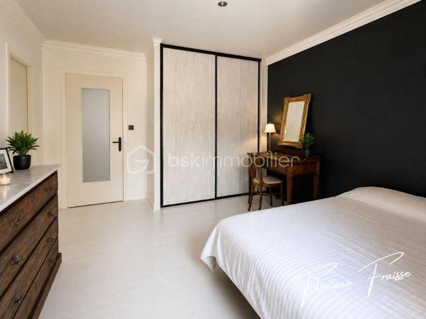Coup de cœur assuré pour cet appartement lumineux situé au 2ème étage (sans ascenseur), bénéficiant d'une belle vue dégagée et d'une exposition sud-est idéale.

Il se compose de :
- Un vaste séjour de 25,89 m², ouvert sur un balcon de 9,77 m² (possédant deux stores bannes) 
- Une cuisine équipée de 13,75 m², avec son propre balcon
- Deux chambres spacieuses
- Une salle d'eau et des toilettes séparées

En complément, une grande cave de 5,91 m² vient compléter ce bien.

Autre atout non négligeable : l'appartement est équipé d'une pompe à chaleur, gage d'une faible consommation énergétique et d'un excellent confort toute l'année.

Idéalement situé, proche de toutes les commodités (commerces, écoles, transports).