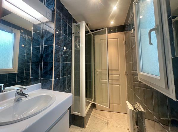 TRES BEL APPARTEMENT PROCHE SANTA LUCCIA A PIED