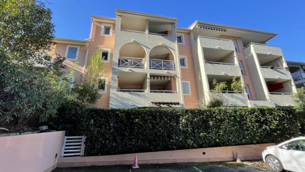 La Croix-Valmer (83420) La Croix Valmer, T2 avec place de parking.