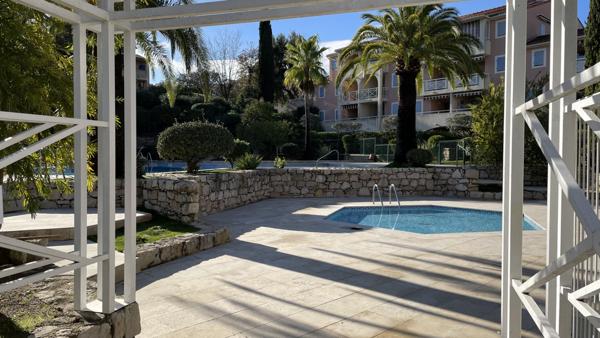 La Croix-Valmer (83420) La Croix Valmer, T2 avec place de parking.