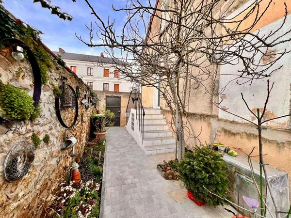 Charmante maison de cinq pièces, érigée sur un sous-sol total