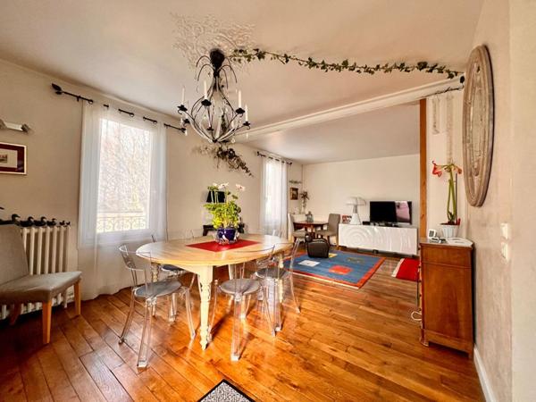 Charmante maison de cinq pièces, érigée sur un sous-sol total