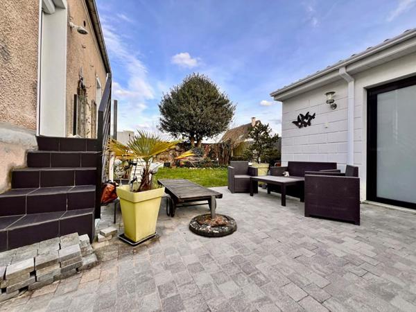 Charmante maison de cinq pièces, érigée sur un sous-sol total