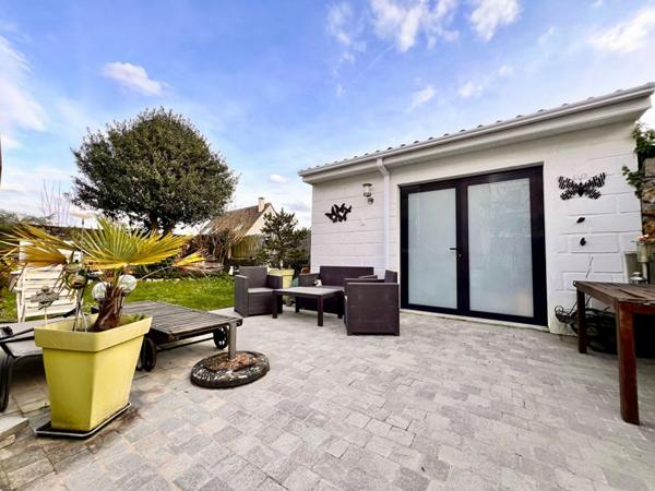 Charmante maison de cinq pièces, érigée sur un sous-sol total