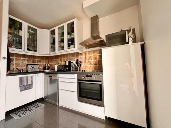 Charmante maison de cinq pièces, érigée sur un sous-sol total