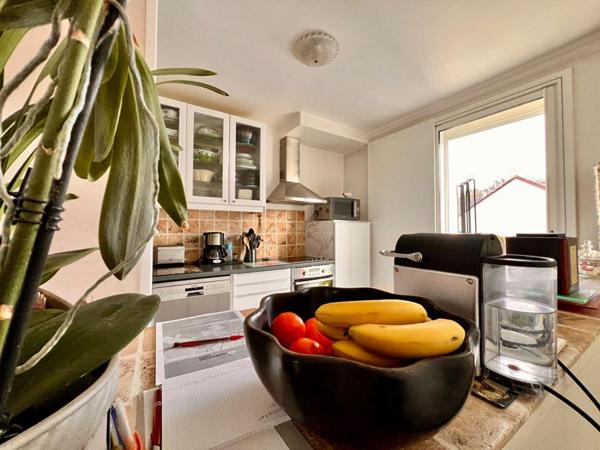 Charmante maison de cinq pièces, érigée sur un sous-sol total