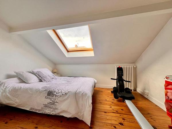 Charmante maison de cinq pièces, érigée sur un sous-sol total