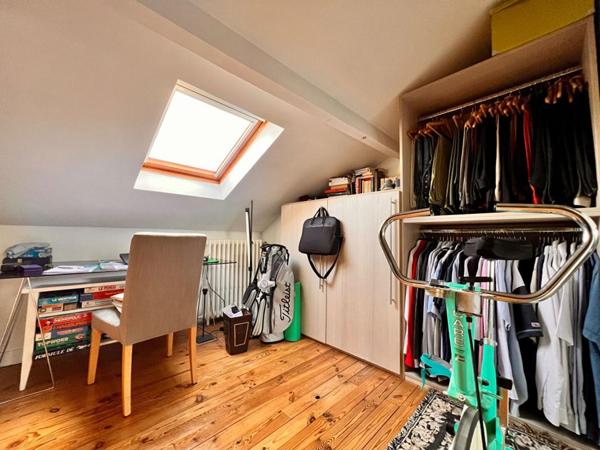 Charmante maison de cinq pièces, érigée sur un sous-sol total