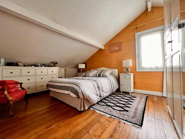 Charmante maison de cinq pièces, érigée sur un sous-sol total