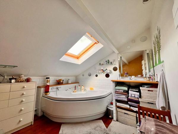 Charmante maison de cinq pièces, érigée sur un sous-sol total