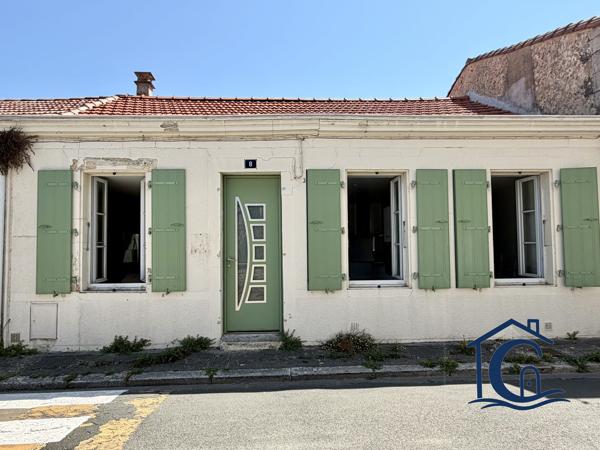 MARENNS CENTRE-VILLE – Charmante maison de plain-pied avec jardin, chai et garage