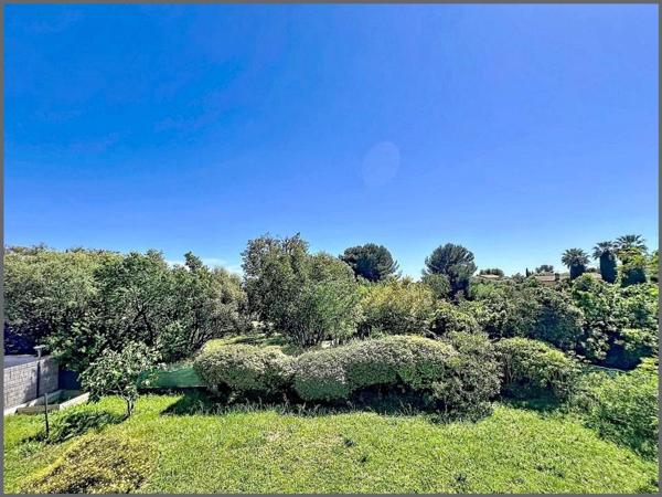 HAVRE DE PAIX VILLA PRINCIPALEMENT DE PLAIN PIED ÉDIFIÉE SUR UNE PARCELLE DE 1280 M², OÙ AUTHENTICITÉ ET DOUCEUR DE VIVRE MÉDITERRANÉENNE SE RENCONTRENT