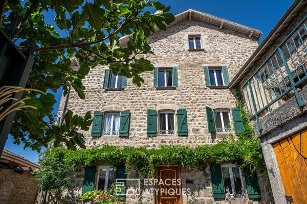 Ensemble immobilier de caractère avec gîtes au coeur d’un village ardéchois