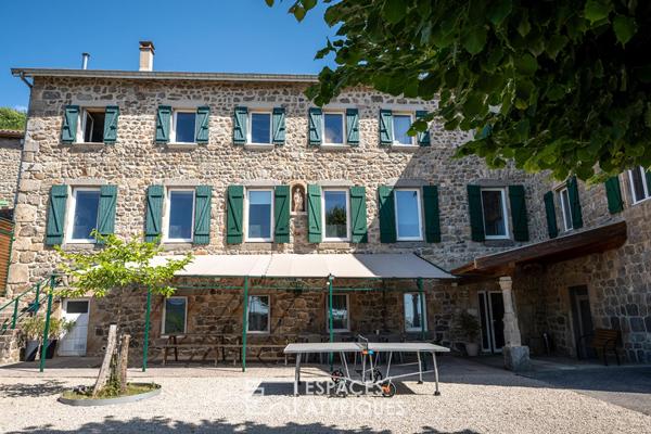 Ensemble immobilier de caractère avec gîtes au coeur d’un village ardéchois