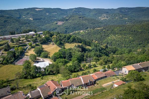 Ensemble immobilier de caractère avec gîtes au coeur d’un village ardéchois