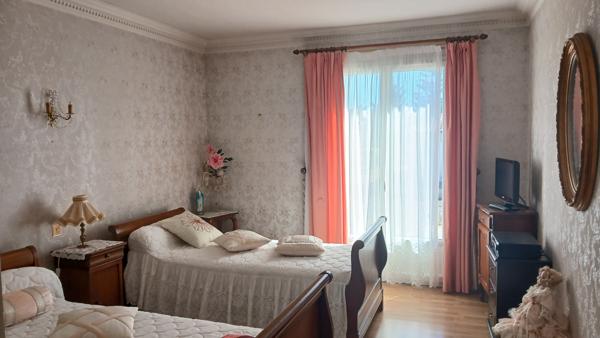 Maison sur sous‑sol avec jardin arboré – Verteillac
