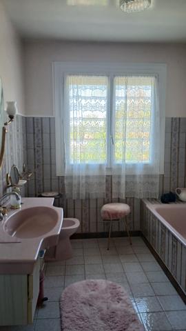 Maison sur sous‑sol avec jardin arboré – Verteillac