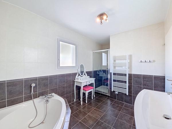 À vendre - Maison contemporaine, 5 pièces située à Miribel (01700)