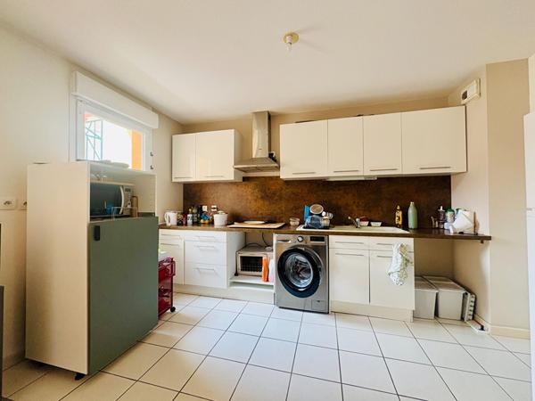 Très bon emplacement, Appartement 3 pièces + garage double.