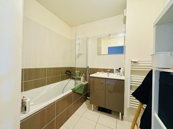 Très bon emplacement, Appartement 3 pièces + garage double.