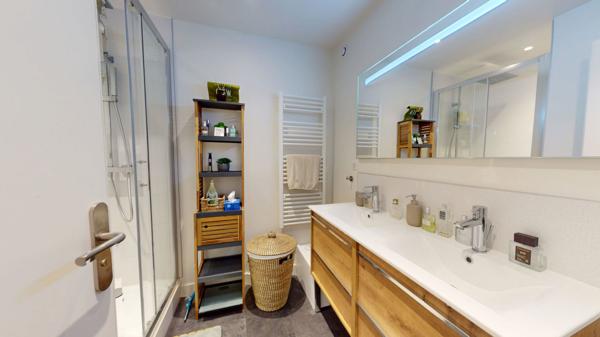 Caen - F4 de 75 m2 refait à neuf avec stationnement et double balcon