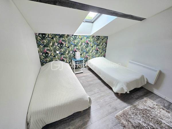 Située à 15 mn de LIBOURNE, 20 mn de ST EMILION, 40 mn du Pont d'Aquitaine de BORDEAUX, cette magnifique longère, de près de 260 m2, entièrement rénovée, sur un terrain de plus de 13 000 m2, clôturé et arboré, vous séduira par la qualité de ses prestations et son calme. Elle est composé d'une cuisine équipée de 25 m2 avec sa cheminée en pierres, d'un salon/séjour de près de 80 m2 avec son poêle à granules, de 6 chambres de 22 à 33 m2, d'un dressing, d'une salle de bain avec baignoire et douche, de 3 salles d'eau et d'une véranda. Un bureau indépendant de 24 m2, un atelier de 26 m2, 2 abris de jardin, une piscine 9 X 4 m avec un terrain de pétanque et un gîte de 67 m2 avec cuisine équipée, 2 chambres complètent ses prestations "haut de gamme". Menuiseries PVC, double vitrage avec moustiquaires dans les chambres et volets électriques de 2016. Toiture et isolation refaite en 2013 (maison) et 2021 (gîte). Chaudière à condensation gaz de ville changée en 2013. Climatisation partielle de la maison et dans le gîte en 2019. Propriété idéale pour un projet de chambres d'hôtes et de gîte ou pour un projet de famille d'accueil pour des enfants ou personnes âgées !!!