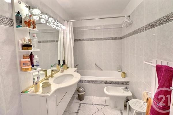Appartement à vendre  3 pièces - 95 m 2   ST RAPHAEL  - 83