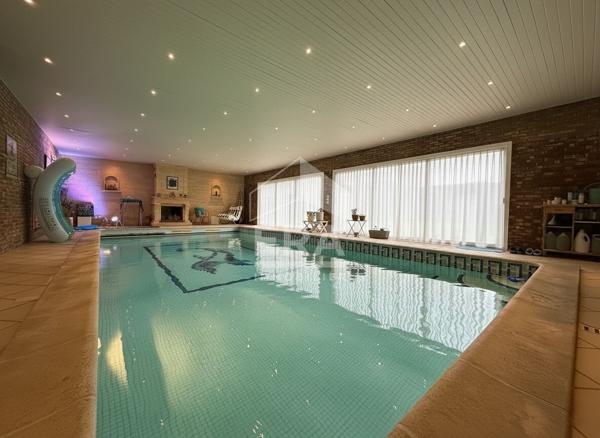 Propriété exceptionnellle avec piscine intérieure et grands volumes.