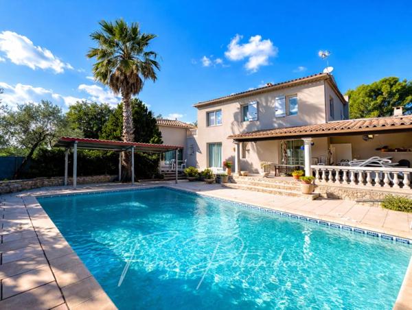 Villa avec piscine et dépendance sur terrain paysager