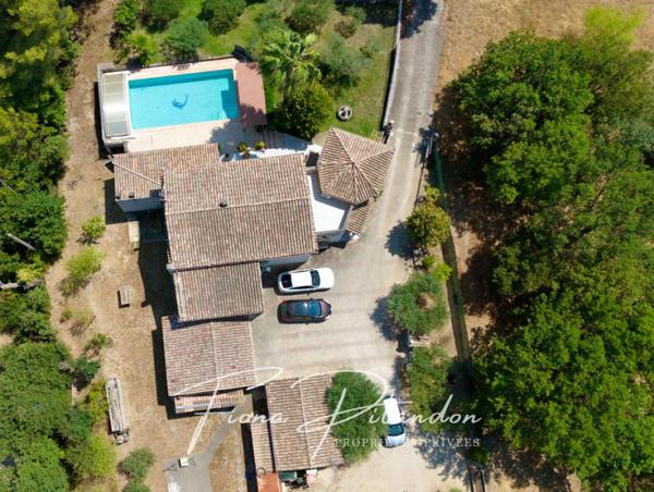 Villa avec piscine et dépendance sur terrain paysager