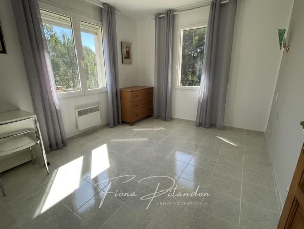 Villa avec piscine et dépendance sur terrain paysager
