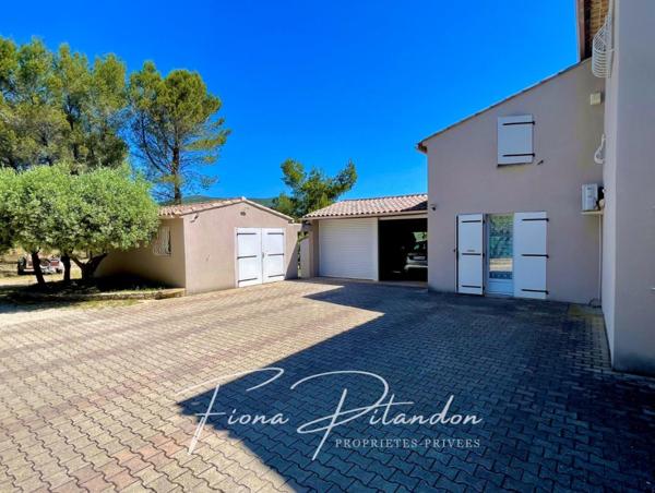 Villa avec piscine et dépendance sur terrain paysager