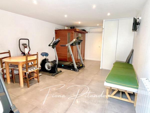 Villa avec piscine et dépendance sur terrain paysager