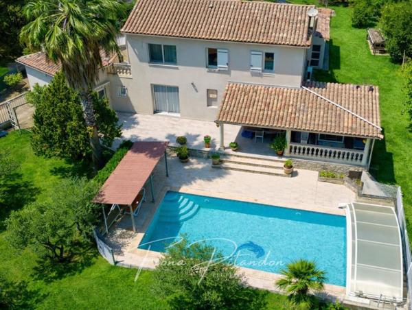 Villa avec piscine et dépendance sur terrain paysager