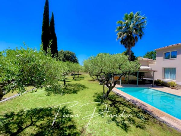Villa avec piscine et dépendance sur terrain paysager