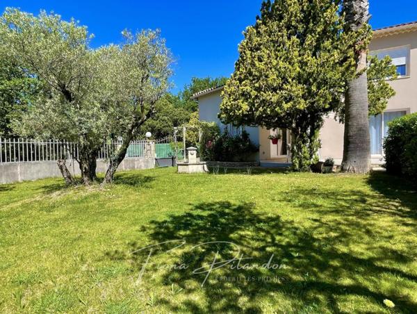 Villa avec piscine et dépendance sur terrain paysager