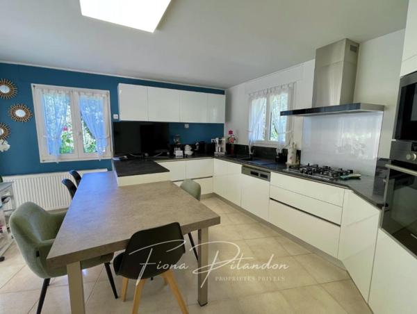 Villa avec piscine et dépendance sur terrain paysager
