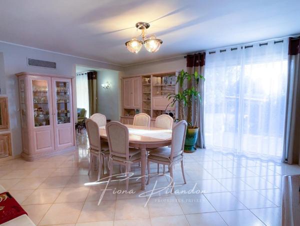 Villa avec piscine et dépendance sur terrain paysager