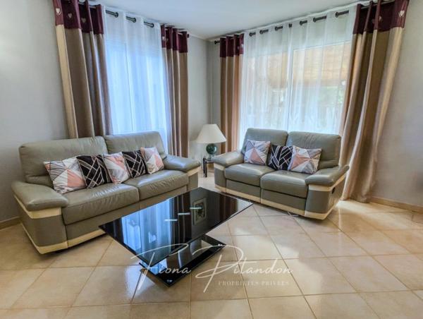 Villa avec piscine et dépendance sur terrain paysager