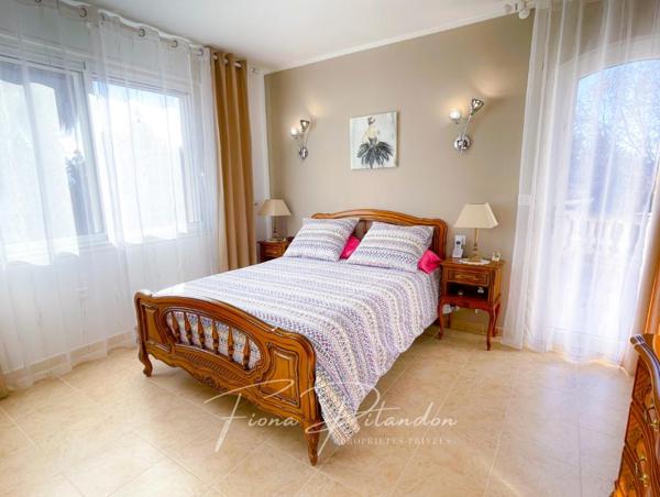 Villa avec piscine et dépendance sur terrain paysager