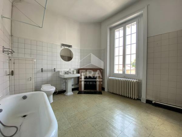 A louer, centre ville de Périgueux, jolie Maison bourgeoise T.9 avec jardin et garage