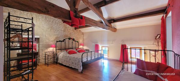 Jonzac (17500) MAISON CHARENTAISE DE 220 M² RENOVEE