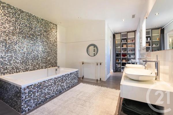 Maison à vendre  8 pièces - 340,10 m 2   AJACCIO  - 201
