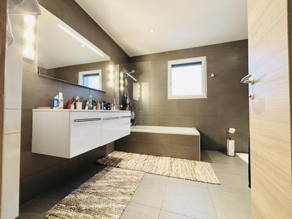 Villa 238m2 avec piscine et appartement