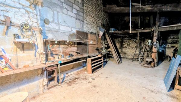 Maison à rénover avec dépendances et jardin